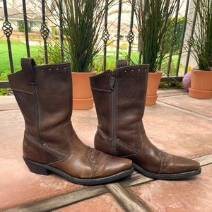 Harley-Davidson cowgirl riding brown leather boots.